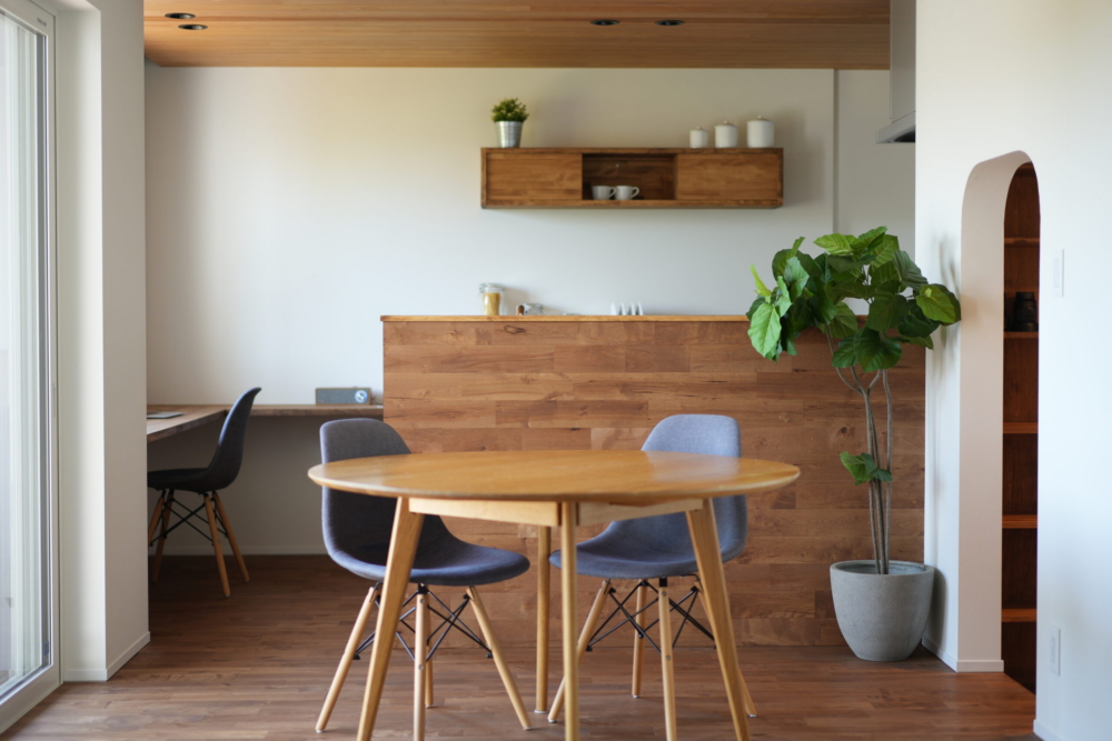 シンプルな家と革靴