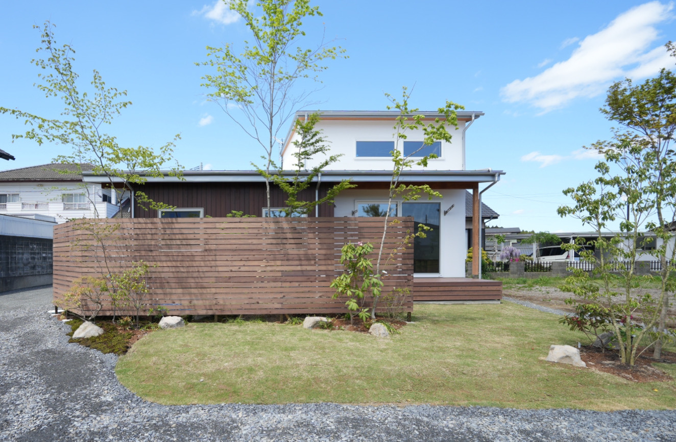 明かりを取り込む吹き抜けリビングのサムネイル画像