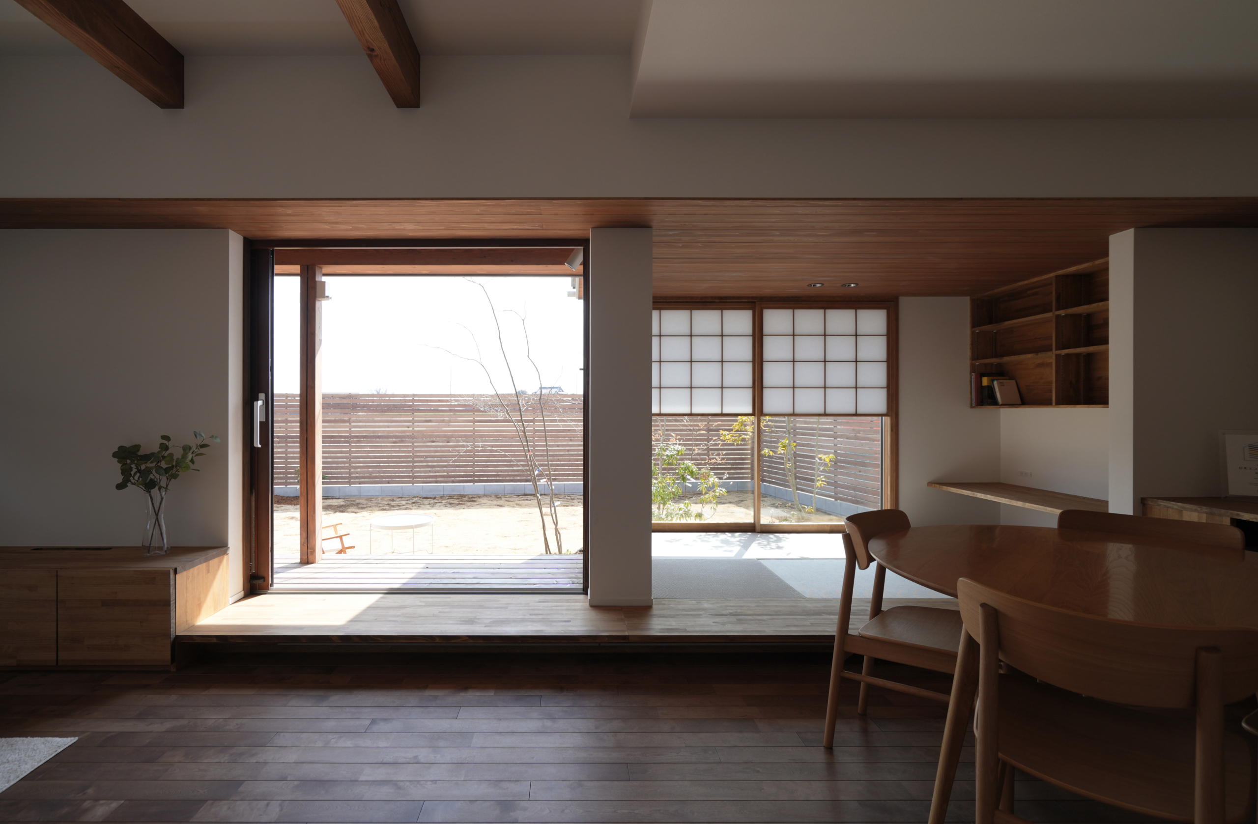 縁側を楽しむ家のサムネイル画像