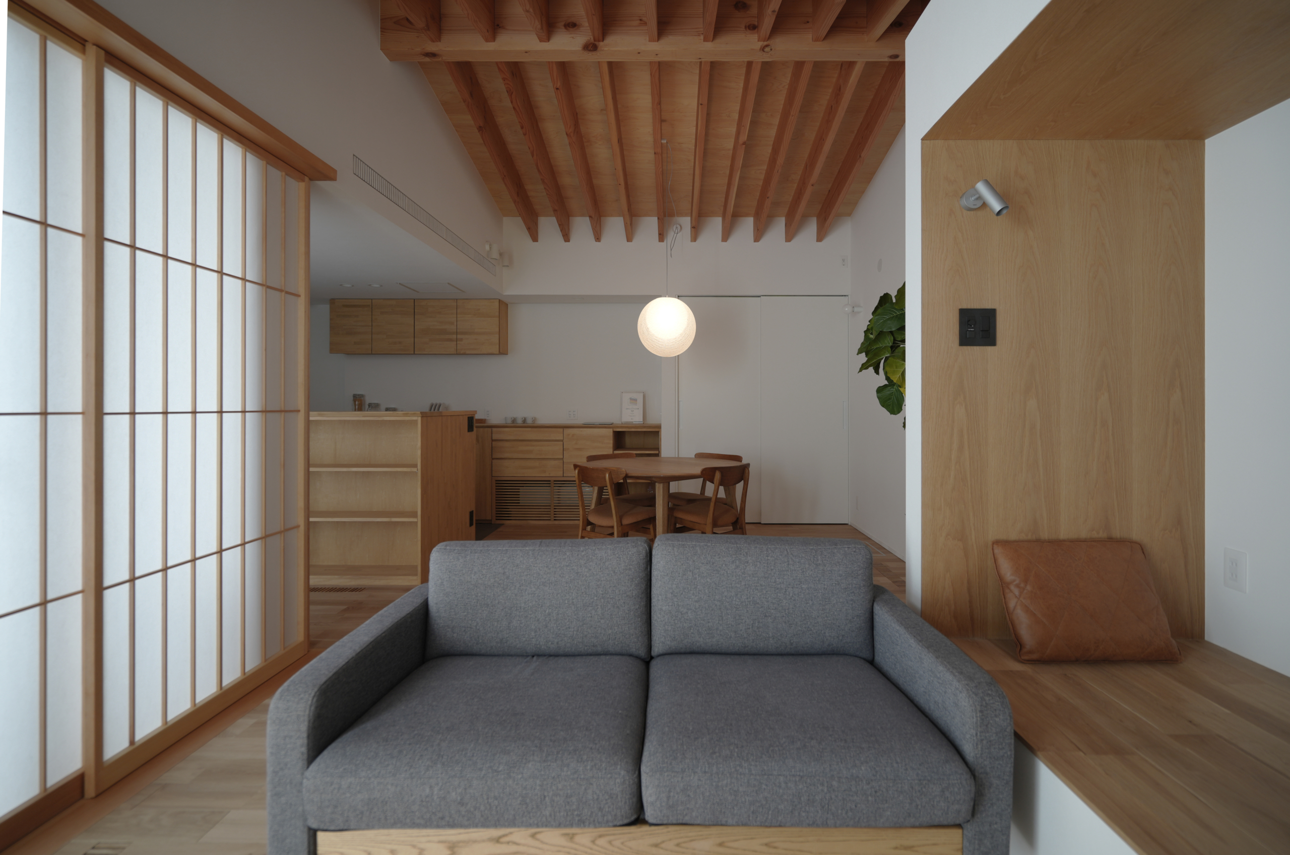 五月晴れの家のサムネイル画像