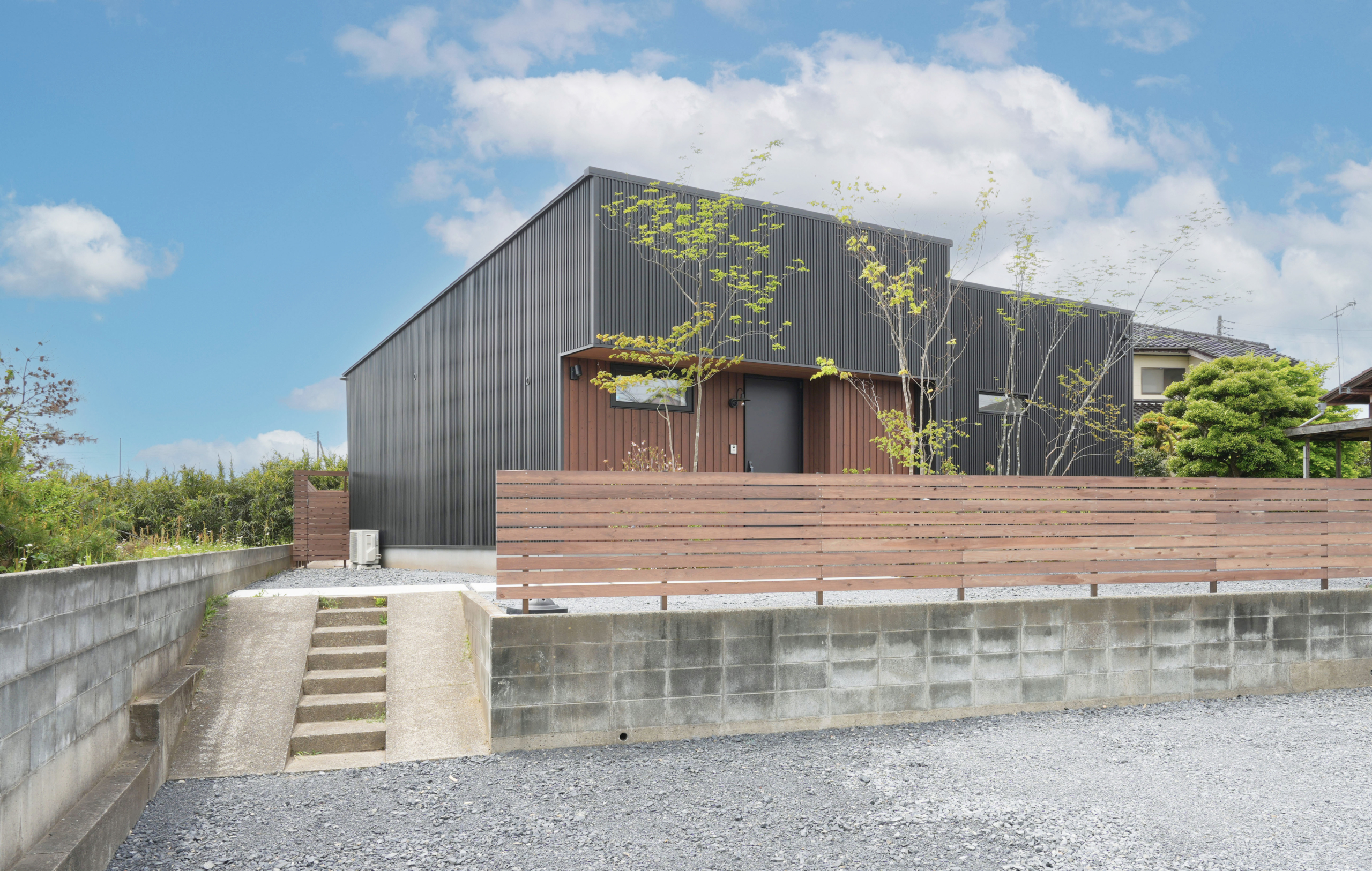 黒と木、光がつなぐ家のサムネイル画像