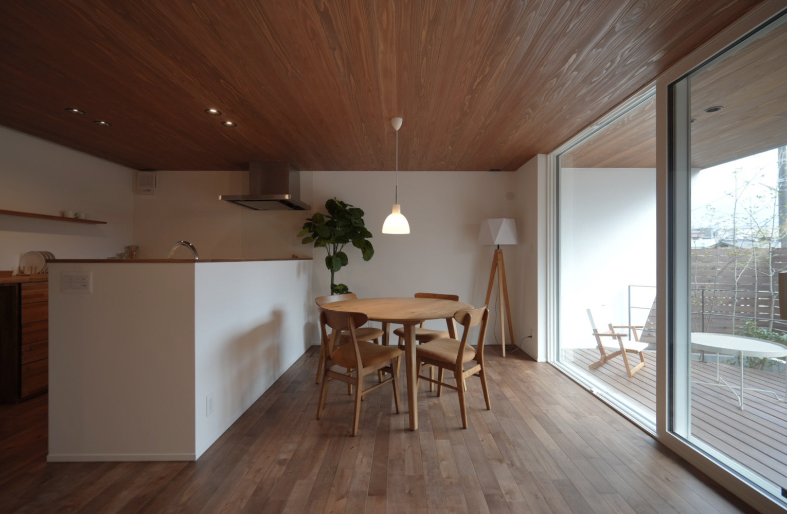 板張りつづきのナカとソトのサムネイル画像